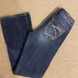 ⚡️5 for $35 SALE⚡️Silver Suki Mid Rise Slim Bootcut Jeans